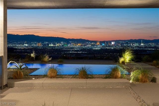 8 Chisel Crest Court, Henderson, NV 89012
