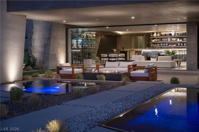 8 Chisel Crest Court, Henderson, NV 89012