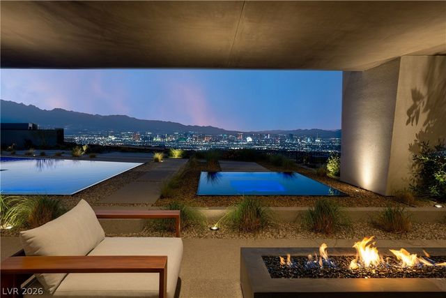 8 Chisel Crest Court, Henderson, NV 89012