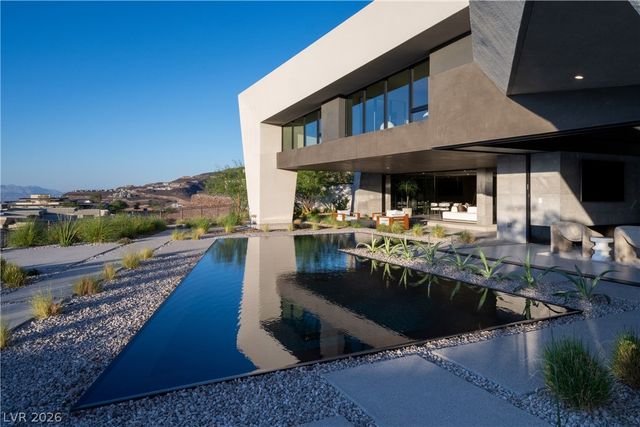 8 Chisel Crest Court, Henderson, NV 89012