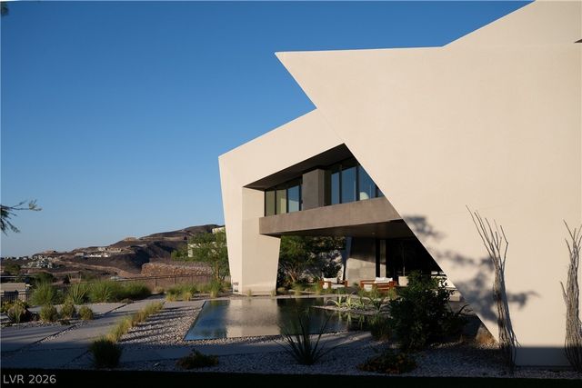 8 Chisel Crest Court, Henderson, NV 89012