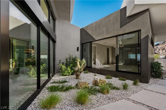 8 Chisel Crest Court, Henderson, NV 89012