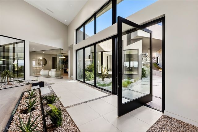 8 Chisel Crest Court, Henderson, NV 89012