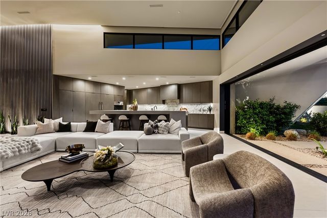 8 Chisel Crest Court, Henderson, NV 89012
