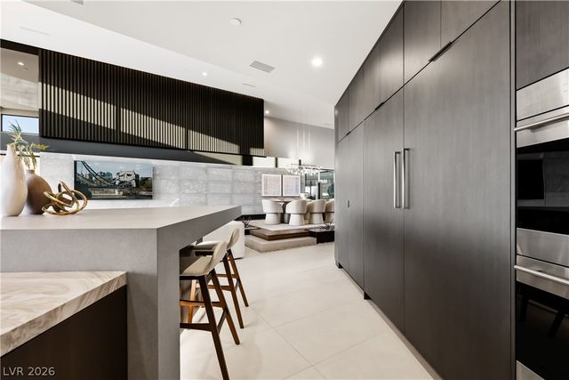 8 Chisel Crest Court, Henderson, NV 89012