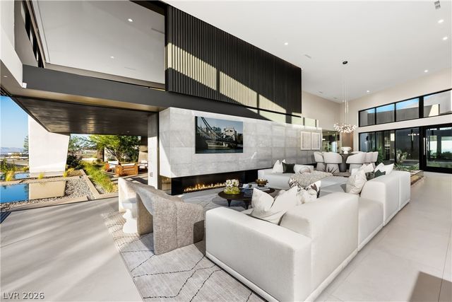 8 Chisel Crest Court, Henderson, NV 89012