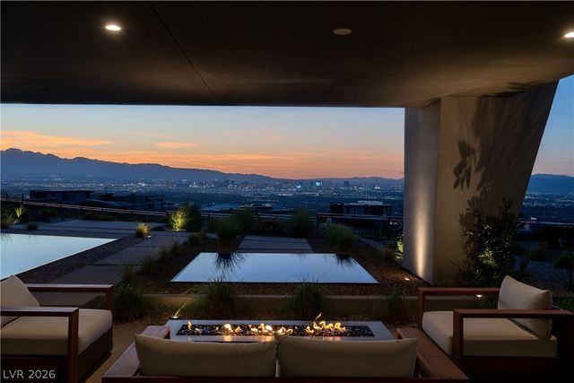 8 Chisel Crest Court, Henderson, NV 89012