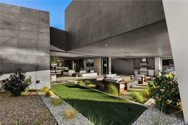 8 Chisel Crest Court, Henderson, NV 89012