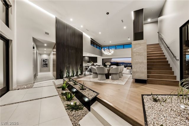 8 Chisel Crest Court, Henderson, NV 89012