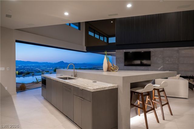 8 Chisel Crest Court, Henderson, NV 89012