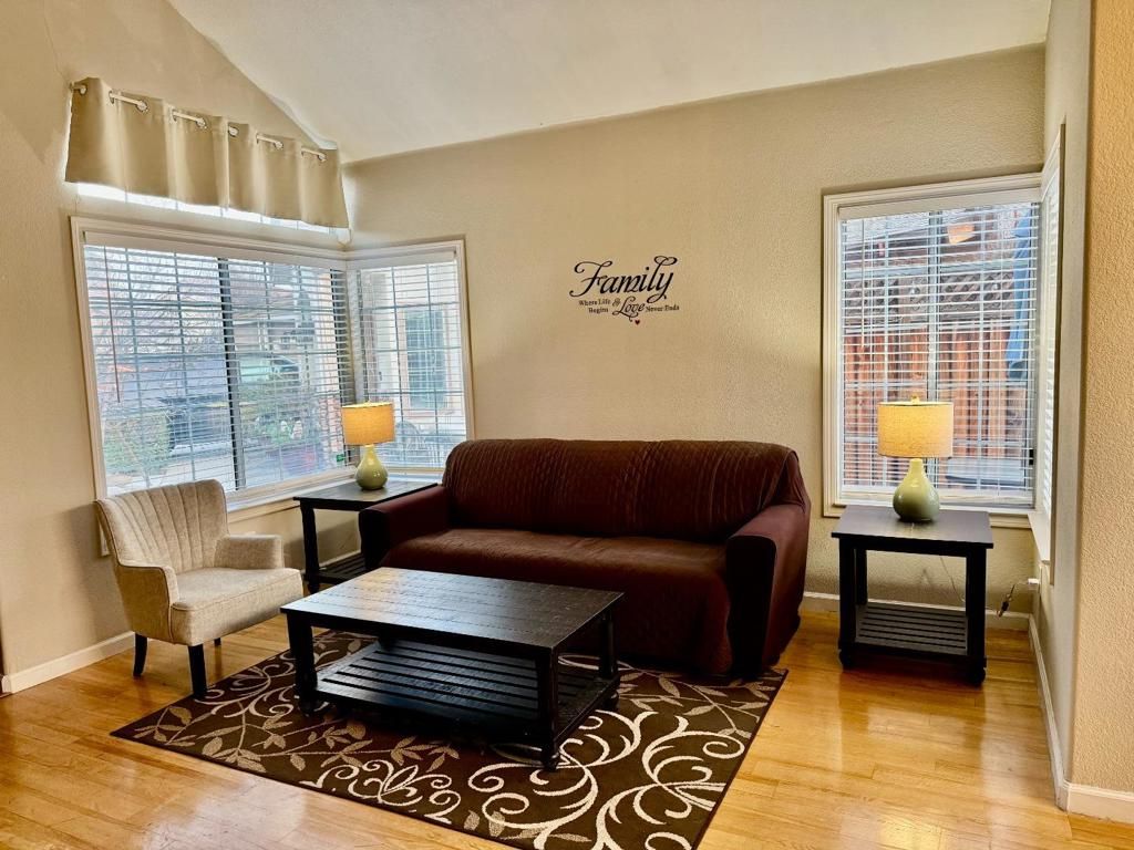 Image 4 of property listing at 1380 Parkside Drive, Tracy, CA 95376