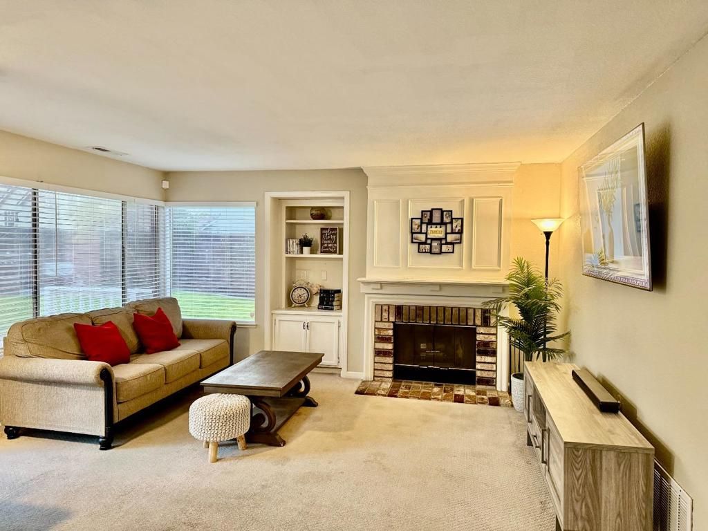 Image 7 of property listing at 1380 Parkside Drive, Tracy, CA 95376