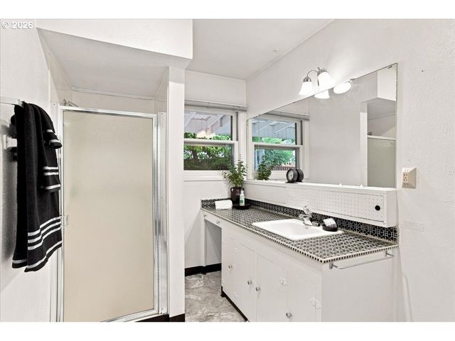 410 E FAIRFIELD St, Gladstone, OR 97027