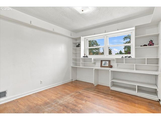 410 E FAIRFIELD St, Gladstone, OR 97027