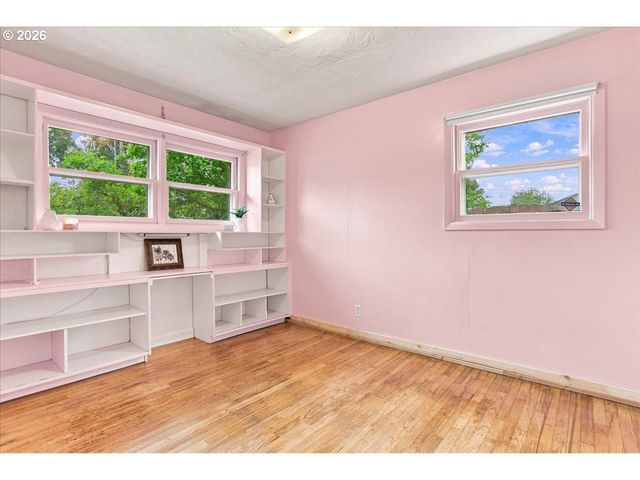 410 E FAIRFIELD St, Gladstone, OR 97027