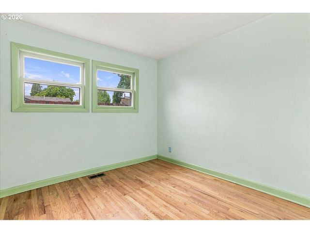 410 E FAIRFIELD St, Gladstone, OR 97027