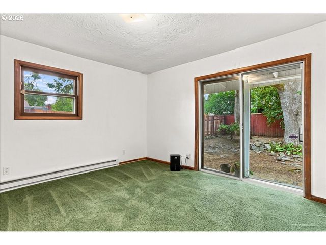 410 E FAIRFIELD St, Gladstone, OR 97027