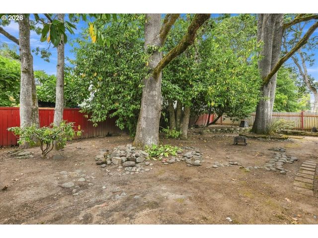 410 E FAIRFIELD St, Gladstone, OR 97027