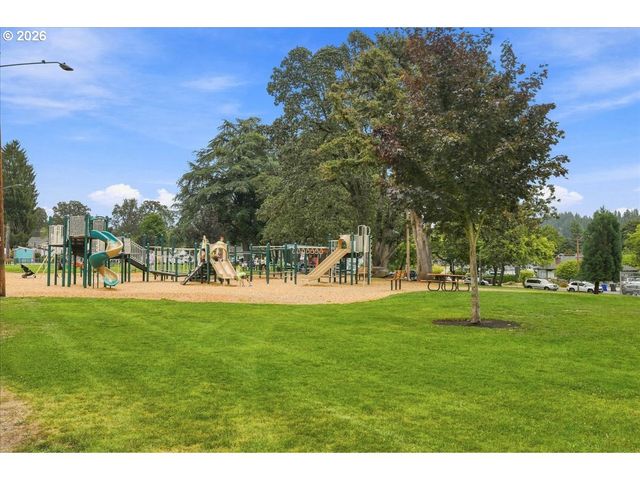 410 E FAIRFIELD St, Gladstone, OR 97027