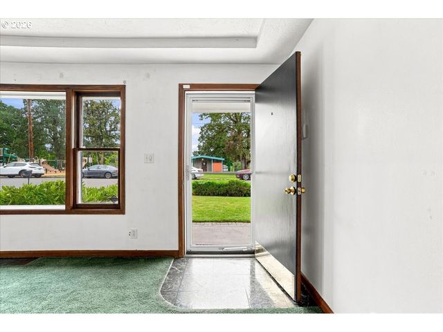 410 E FAIRFIELD St, Gladstone, OR 97027