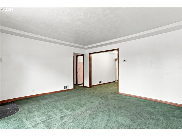 410 E FAIRFIELD St, Gladstone, OR 97027