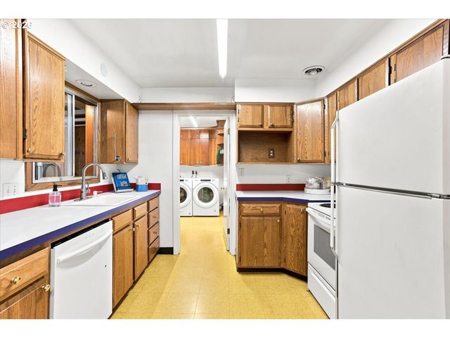 410 E FAIRFIELD St, Gladstone, OR 97027