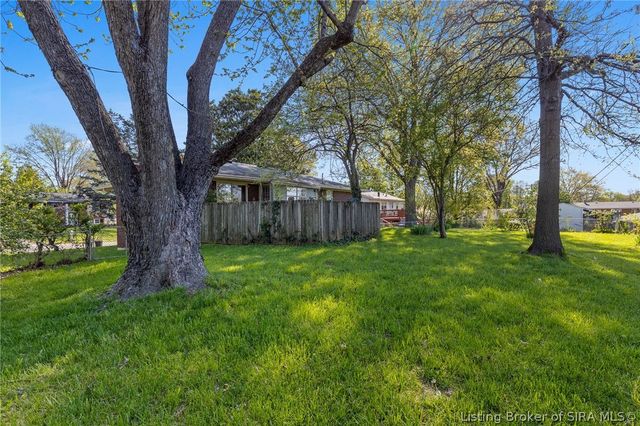 1215 Sportsman Drive, Jeffersonville, IN 47130