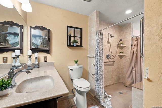 8424 Echo Creek Ln, San Antonio, TX 78240