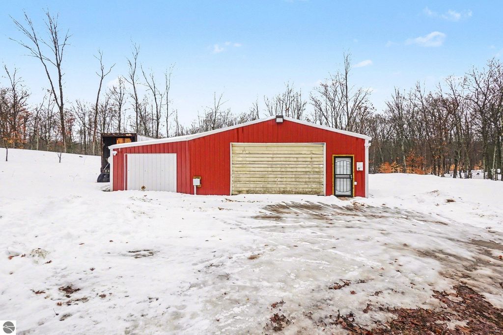 9047 E Oakwood Trail, Reed City, MI 49677