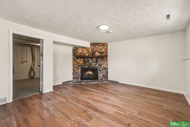 906 Overland Trail, Papillion, NE 68046