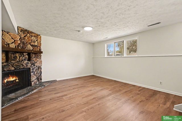 906 Overland Trail, Papillion, NE 68046