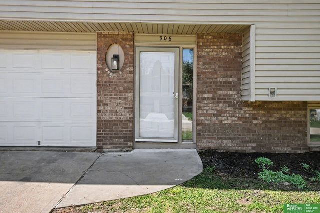 906 Overland Trail, Papillion, NE 68046