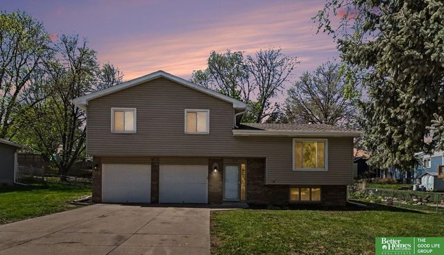 906 Overland Trail, Papillion, NE 68046