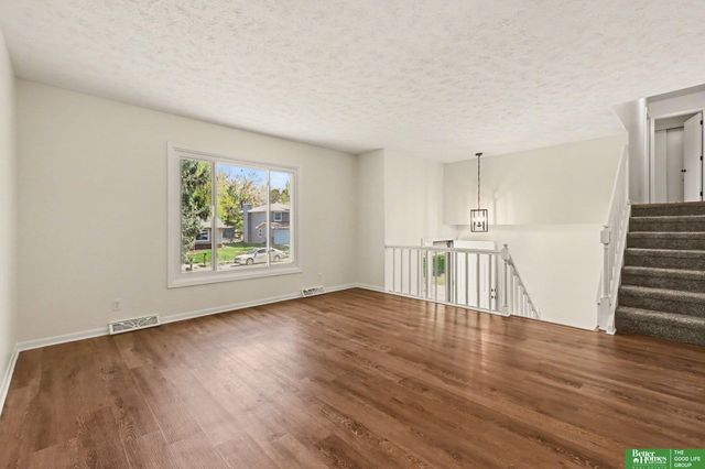 906 Overland Trail, Papillion, NE 68046