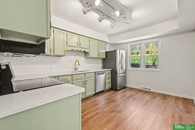 906 Overland Trail, Papillion, NE 68046