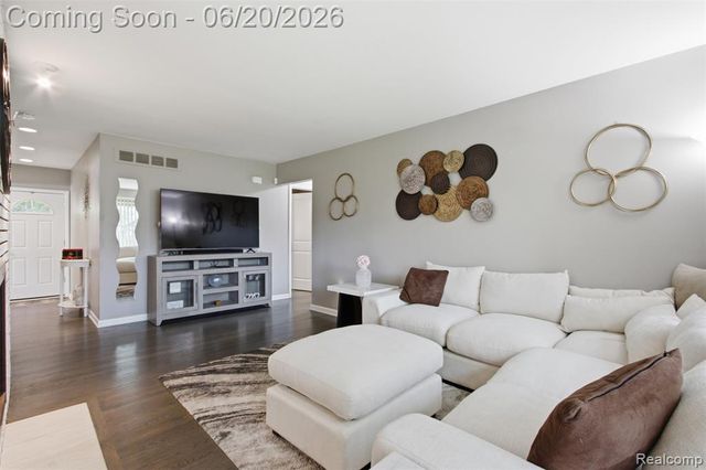 31737 Bella Vista Drive, Farmington, MI 48334