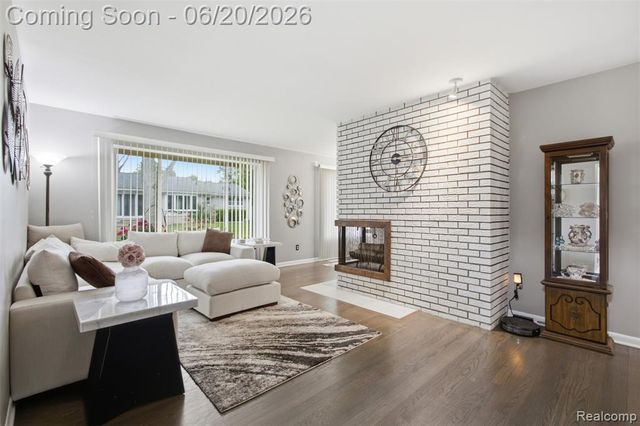 31737 Bella Vista Drive, Farmington, MI 48334