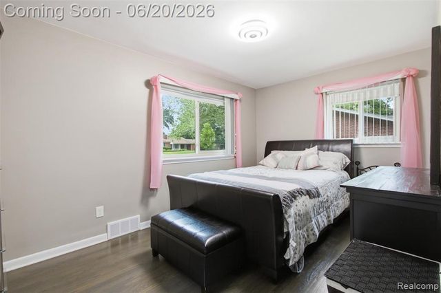31737 Bella Vista Drive, Farmington, MI 48334
