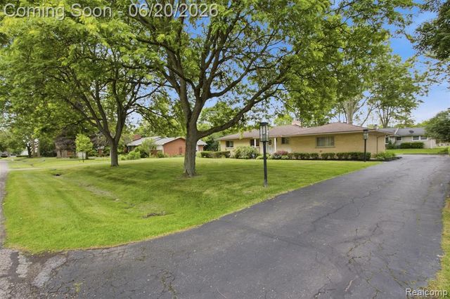 31737 Bella Vista Drive, Farmington, MI 48334