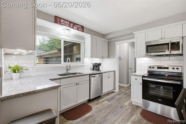 31737 Bella Vista Drive, Farmington, MI 48334