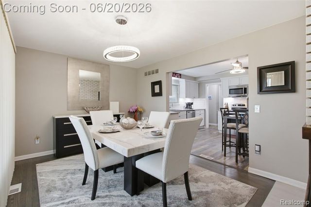 31737 Bella Vista Drive, Farmington, MI 48334