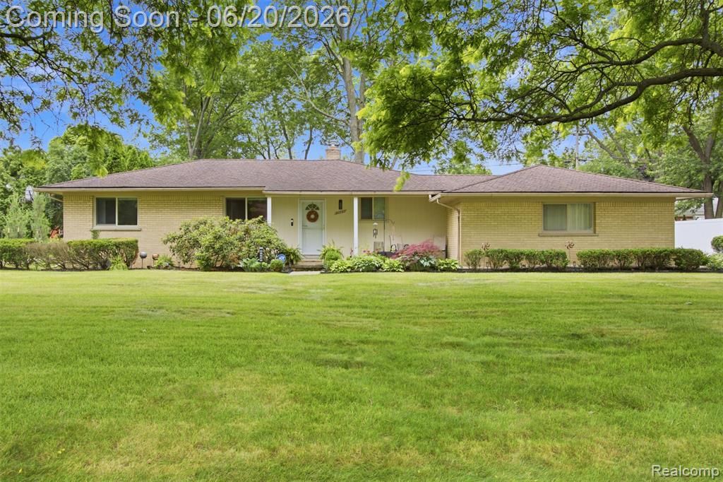 31737 Bella Vista Drive, Farmington, MI 48334