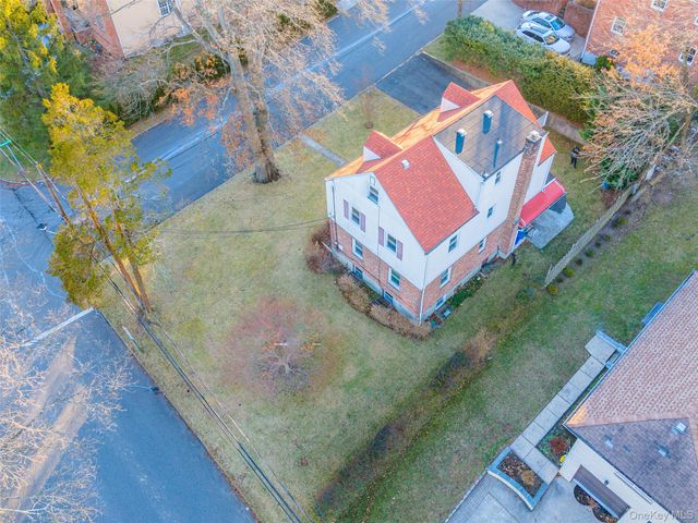 104 Grandview Avenue, Great Neck, NY 11020