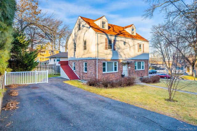 104 Grandview Avenue, Great Neck, NY 11020