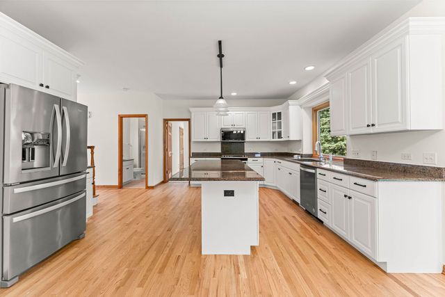 9 N Daniels Drive, Batavia, IL 60510