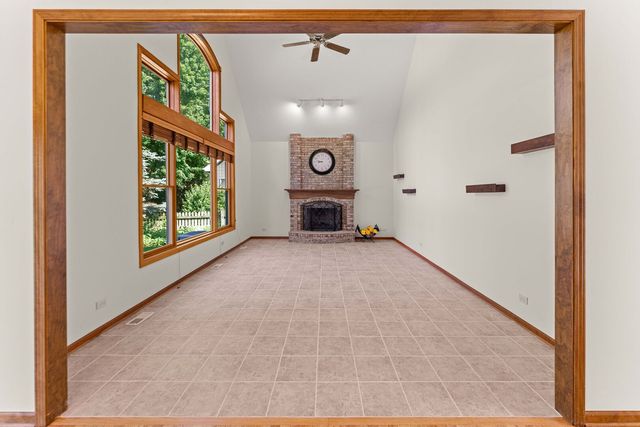 9 N Daniels Drive, Batavia, IL 60510
