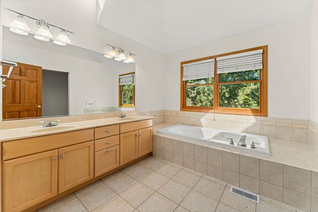 9 N Daniels Drive, Batavia, IL 60510