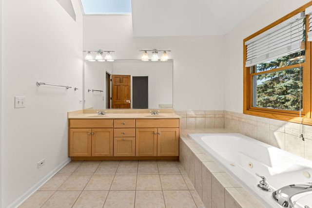 9 N Daniels Drive, Batavia, IL 60510