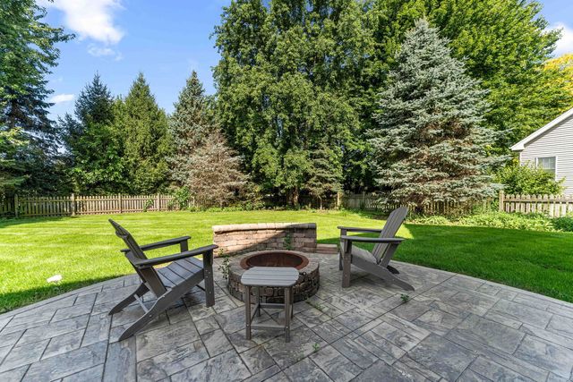 9 N Daniels Drive, Batavia, IL 60510