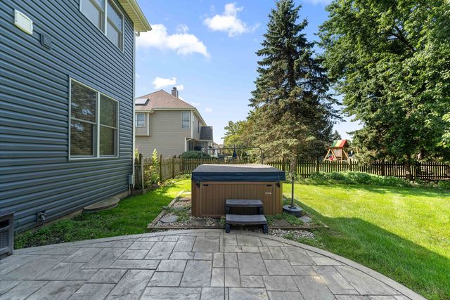 9 N Daniels Drive, Batavia, IL 60510